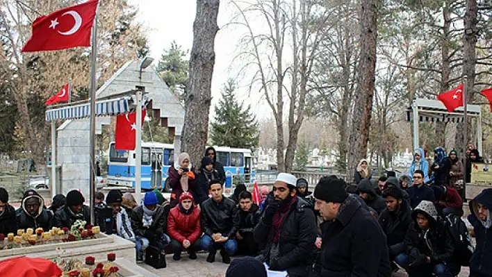 80 ülkeden 120 öğrenci Polis Şehitliği'ni ziyaret etti