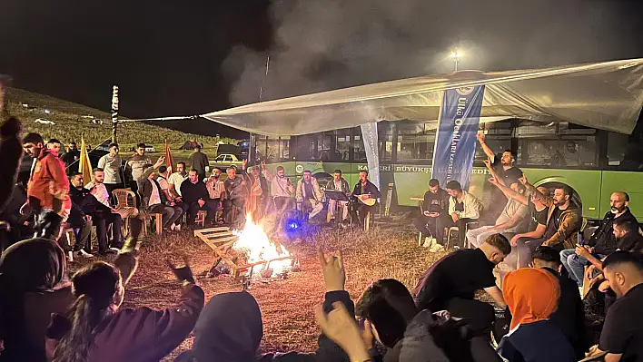 Ülkücüler Erciyes'te buluştu! Ateş yakıp, hep birlikte şarkı söyledi