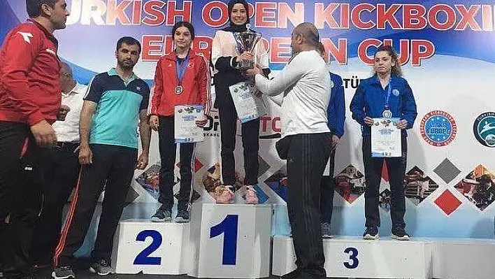 Uluslararası Kick Boks Şampiyonasında 8 madalya
