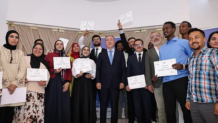 Uluslararası öğrencilerin mezuniyet coşkusu