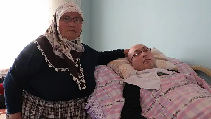 Ümmühan anne yatağa bağımlı oğluyla hayata tutunuyor