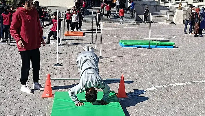 Üniversite öğrencileri köy okulunda unutulmaz bir etkinliğe imza attı