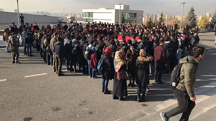 Üniversite öğrencileri 15 Temmuz Yerleşkesi'nde 15 şehidi andı