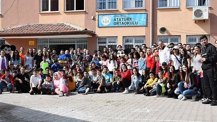 Üniversite öğrencileri Topluma Hizmet ve Uygulamaları dersini köy okulunda yaptı
