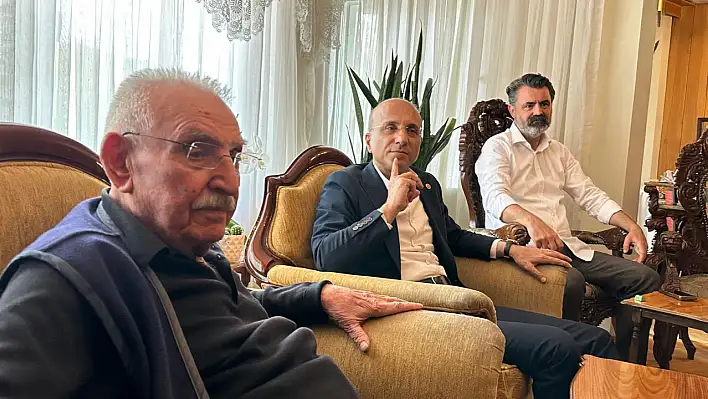 Ünlü ismin amcası ve aynı zamanda kurucu Başkan uzun zaman sonra Kayseri'de objektiflere böyle takıldı