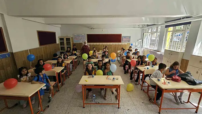 Kayseri'de ilk ders zili çaldı: Minikler okulla tanıştı
