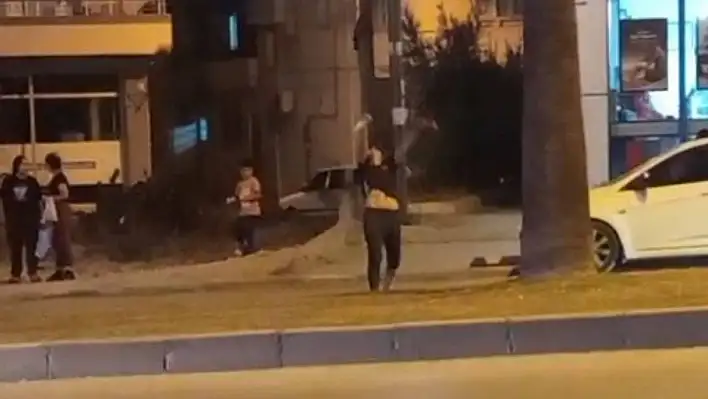 Genç kız cadde ortasında garip hareketler yaptı