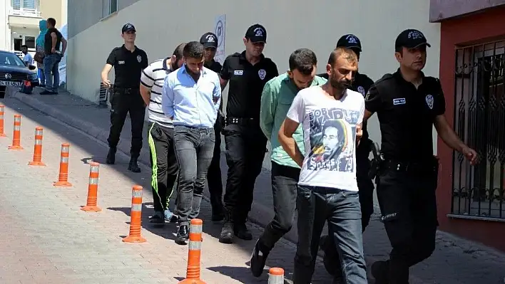 Uyuşturucu taciri adliyeye esrar markası o tişörtü ile gitti