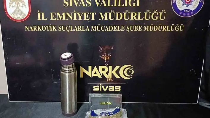 Uyuşturucu tacirleri yakayı ele verdi