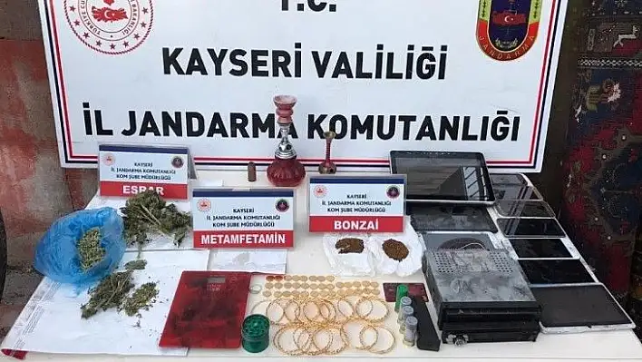 Uyuşturucu zanlısının evinden servet çıktı