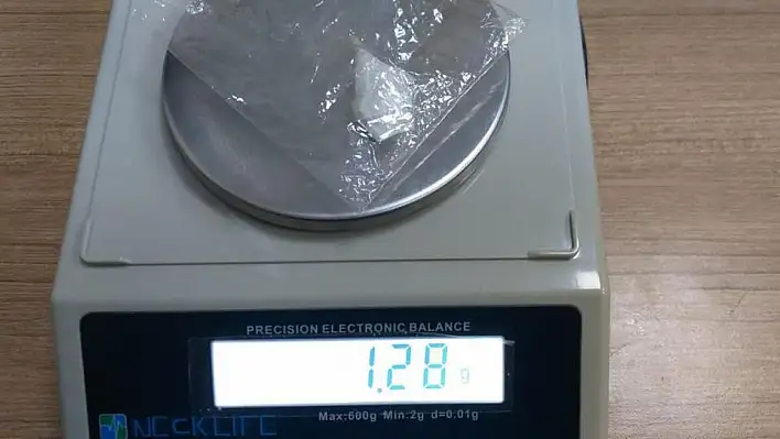 Uyuşturucuyu yere atıp kaçtı, ama...