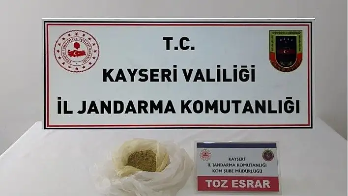 Üzerinden toz esrar çıkan şahıs gözaltına alındı