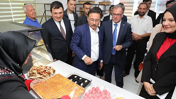 Vali Çiçek, 'Kadınlarımızın elinin değdiği her şey güzelleşir'