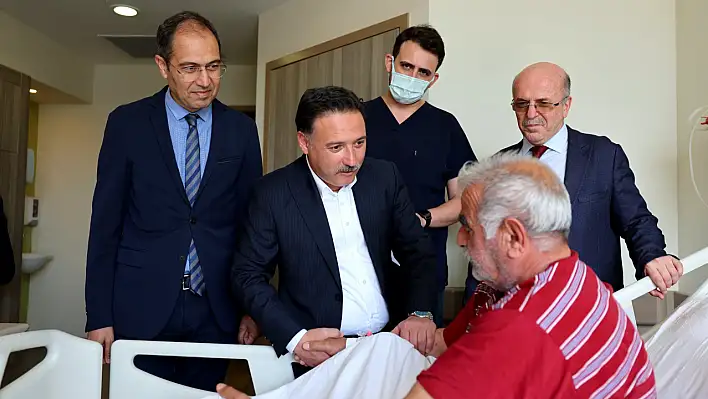 Vali Çiçek, Kayseri Şehir Hastanesi'nde hastaları ziyaret etti