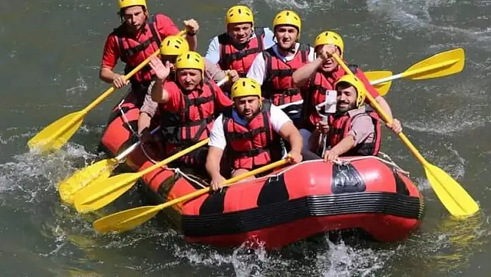 Vali Çiçek rafting yaptı