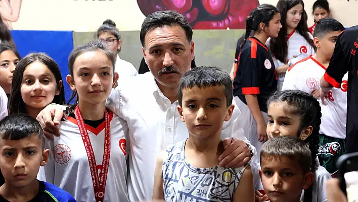 Vali Çiçek'ten sporculara  ziyaret