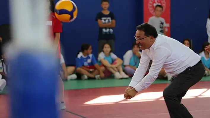 Vali Çiçek gençlerle voleybol oynadı