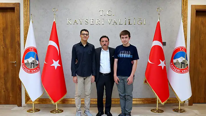 Vali Çiçek, YKS'de dereceye giren öğrencileri ağırladı