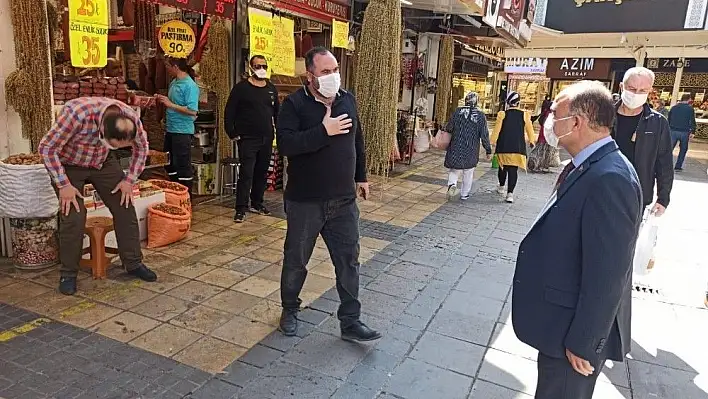 Vali Günaydın çarşı esnafını ziyaret etti, maske dağıttı