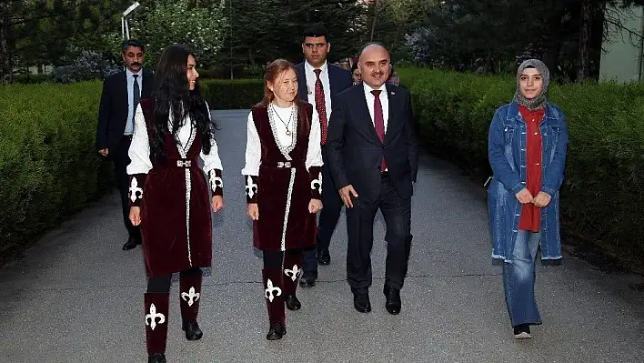 Vali Günaydın KYK'da Kalan Öğrencilerle İftar Açtı