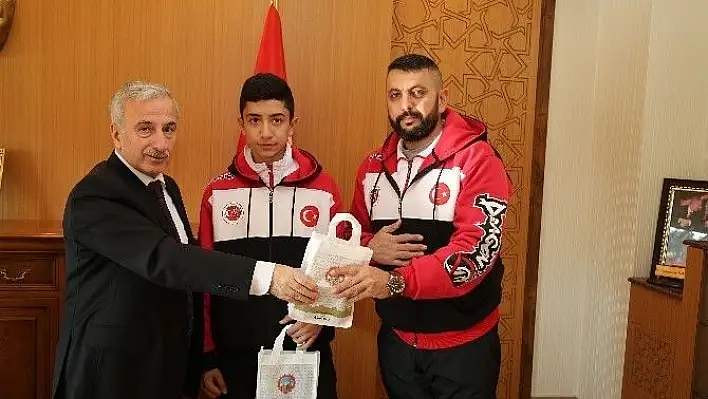 Vali Kamçı Dünya Şampiyonu Sporcumuz Sercan Kılıç'ı Kabul Etti