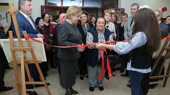 Vali Kamçı'nın Eşi Sergi Açılışına Katıldı