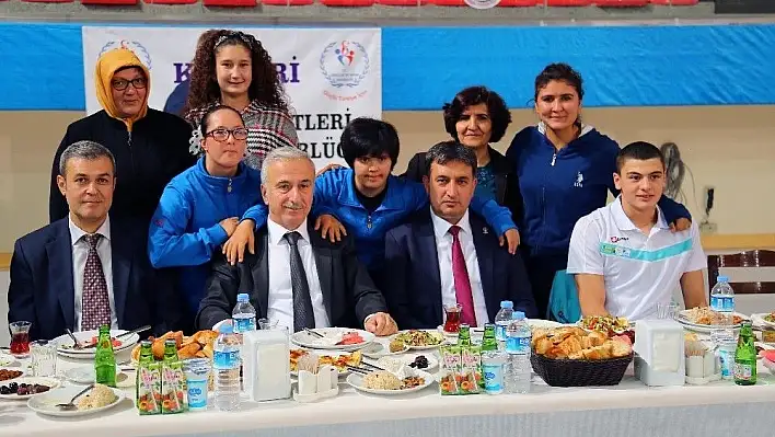 Vali Kamçı Şampiyon Sporcularla İftar Yaptı