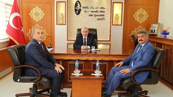 Vali Kamçı Sarıoğlan'da muhtarlarla bir araya geldi
