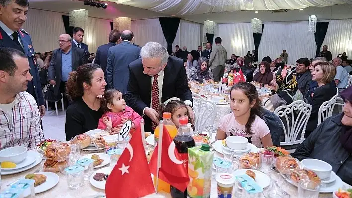 Vali Kamçı şehit aileleri ile iftar yemeğinde bir araya geldi
