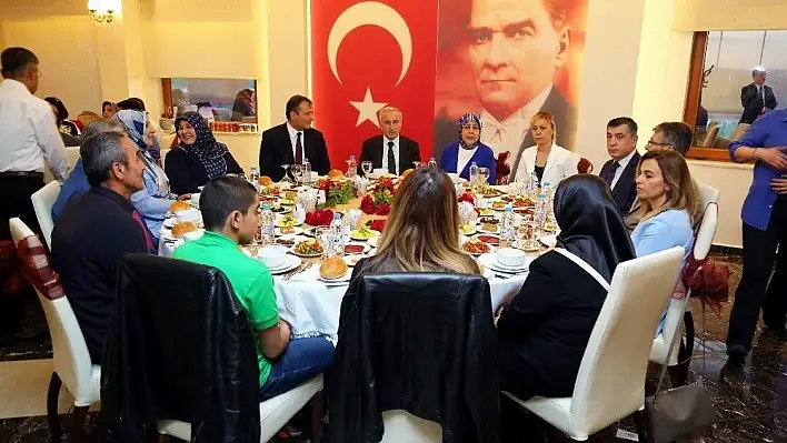 Vali Kamçı Şehit Aileleri ve Gazilerle iftar yemeğinde buluştu