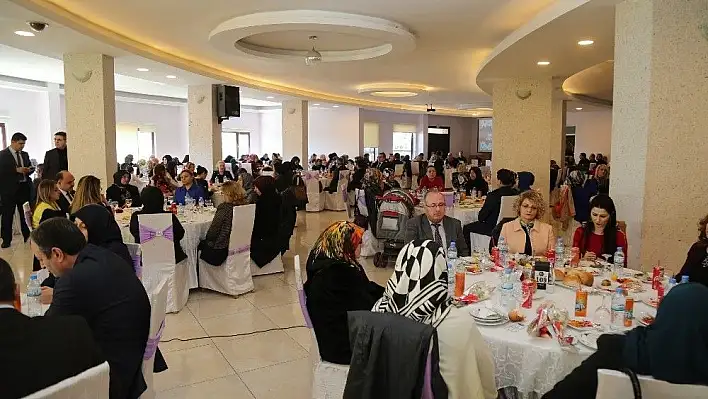 Vali Şehmus Günaydın ve Aysel Günaydın Kadınlar Gününde Şehit Aileleri Ve Gazi Aileleriyle Bir Araya Geldi
