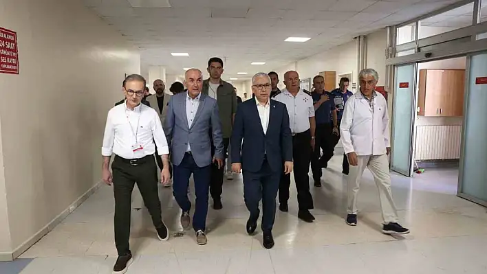 Vali Şimşek'ten, kaza sonrası yaralı ziyareti