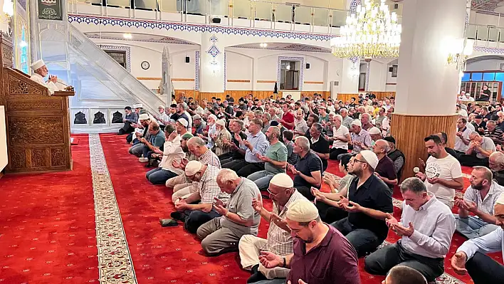 Vatandaşlar ellerini semaya açtı, dualar birleşti