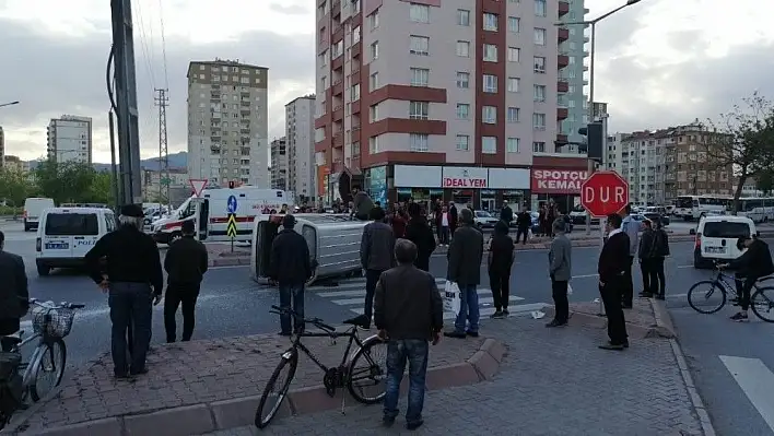 Vatandaşlar yan yatan kamyonetin içinde yaralı aradı

