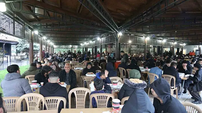 Muhabbet Çay Bahçesi ve Büyükşehir Yemekhanesi'nde iftar sofrası kuruluyor...