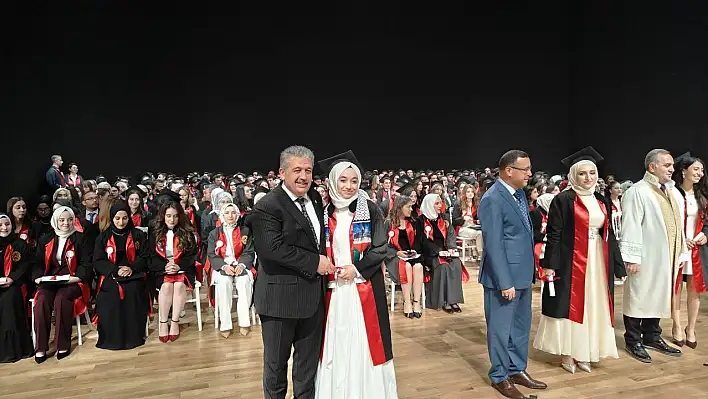 Vekil kızına diplomasını kendi verdi