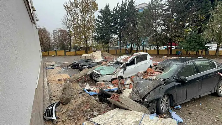 Otomobillerin üzerine duvar devrildi: 3 yaralı