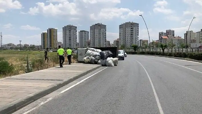 Virajı alamayan elyaf yüklü kamyonet devrildi