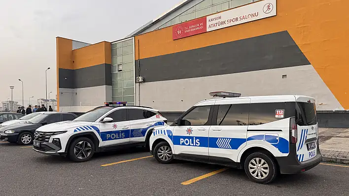 Voleybol maçı tribünü savaş alanına döndü: 3 öğrenci bıçaklandı