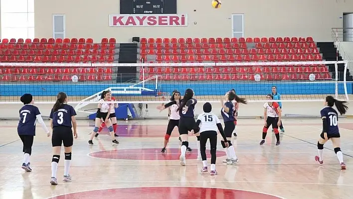 Voleybol Müsabakaları Sürüyor