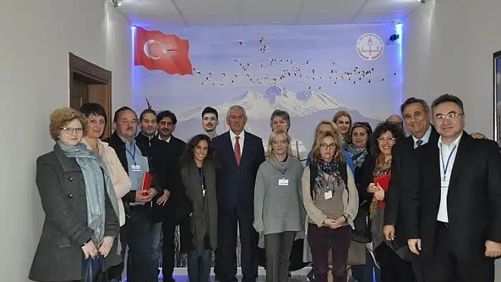 Yabancı öğretmenlerden Milli Eğitim Müdürü Elmalı'ya ziyaret
