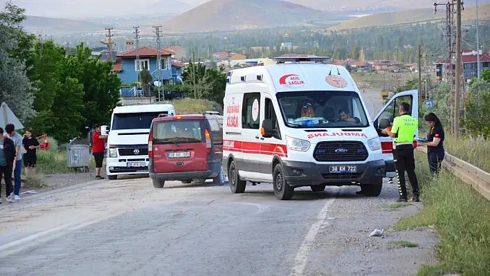 Yağlı yolda kontrolden çıkan motosiklet devrildi: 2 kişi...