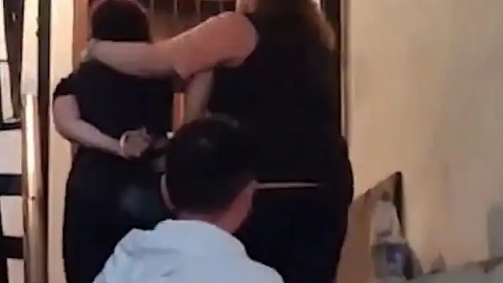 Yağma suçundan aranan kadın merdiven boşluğunda yakalandı