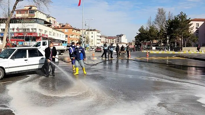 Yahyalı'da cadde ve sokaklar deterjanla yıkanıyor
