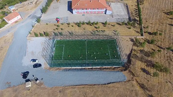 Yahyalı'da halı saha yapım çalışmaları devam ediyor
