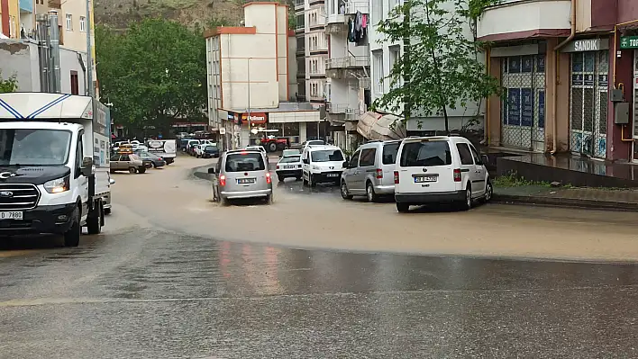 Yahyalı'da sağanak etkili oldu! Araçlar ilerlemekte güçlük çekti