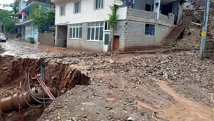 Sağanak sele ve heyelana neden oldu