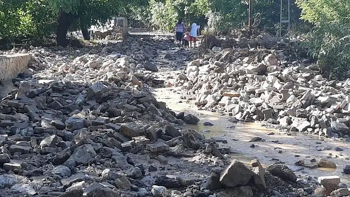 Yahyalı'da sağanak yağış sele neden oldu
