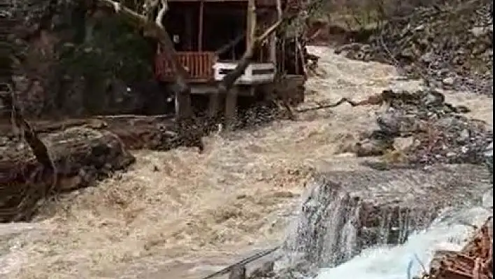 Yahyalı'da sel yıktı geçti
