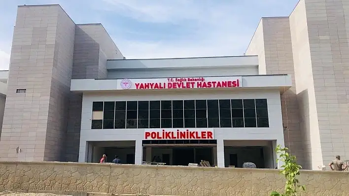 Yahyalı Devlet Hastanesi'nin tabelaları asıldı